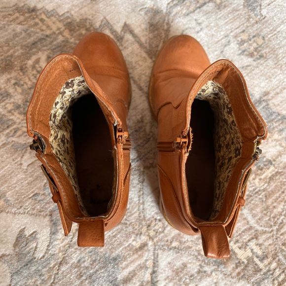 Great booties to transition into spring! ✨🌸 - Picture 5 of 8